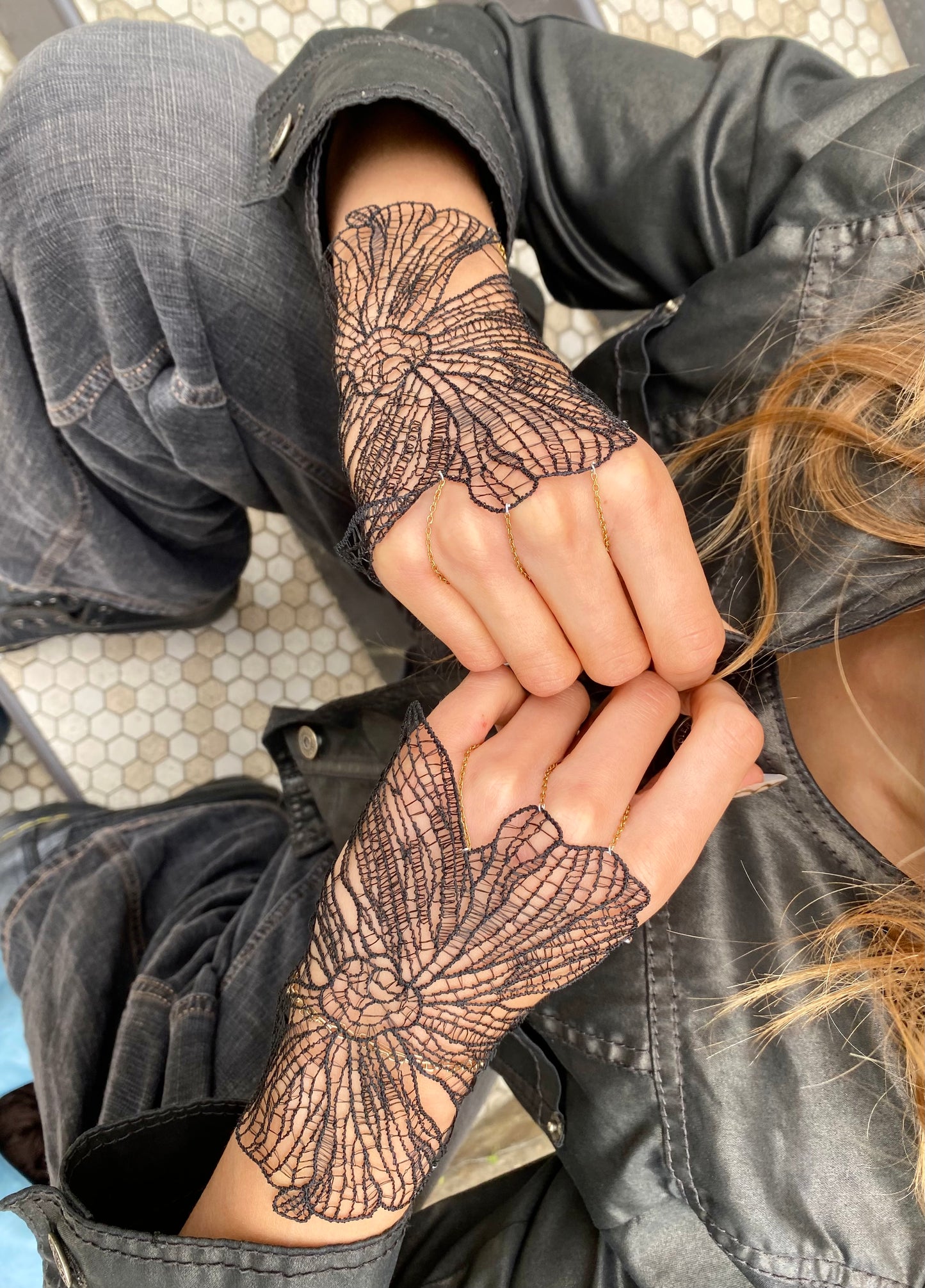 “Indoor love” black glove.