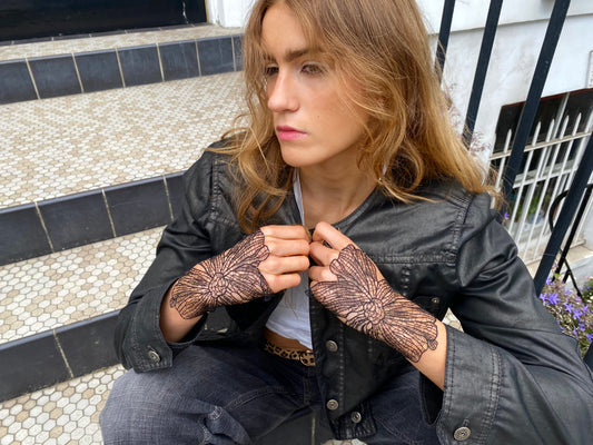 “Indoor love” black glove.