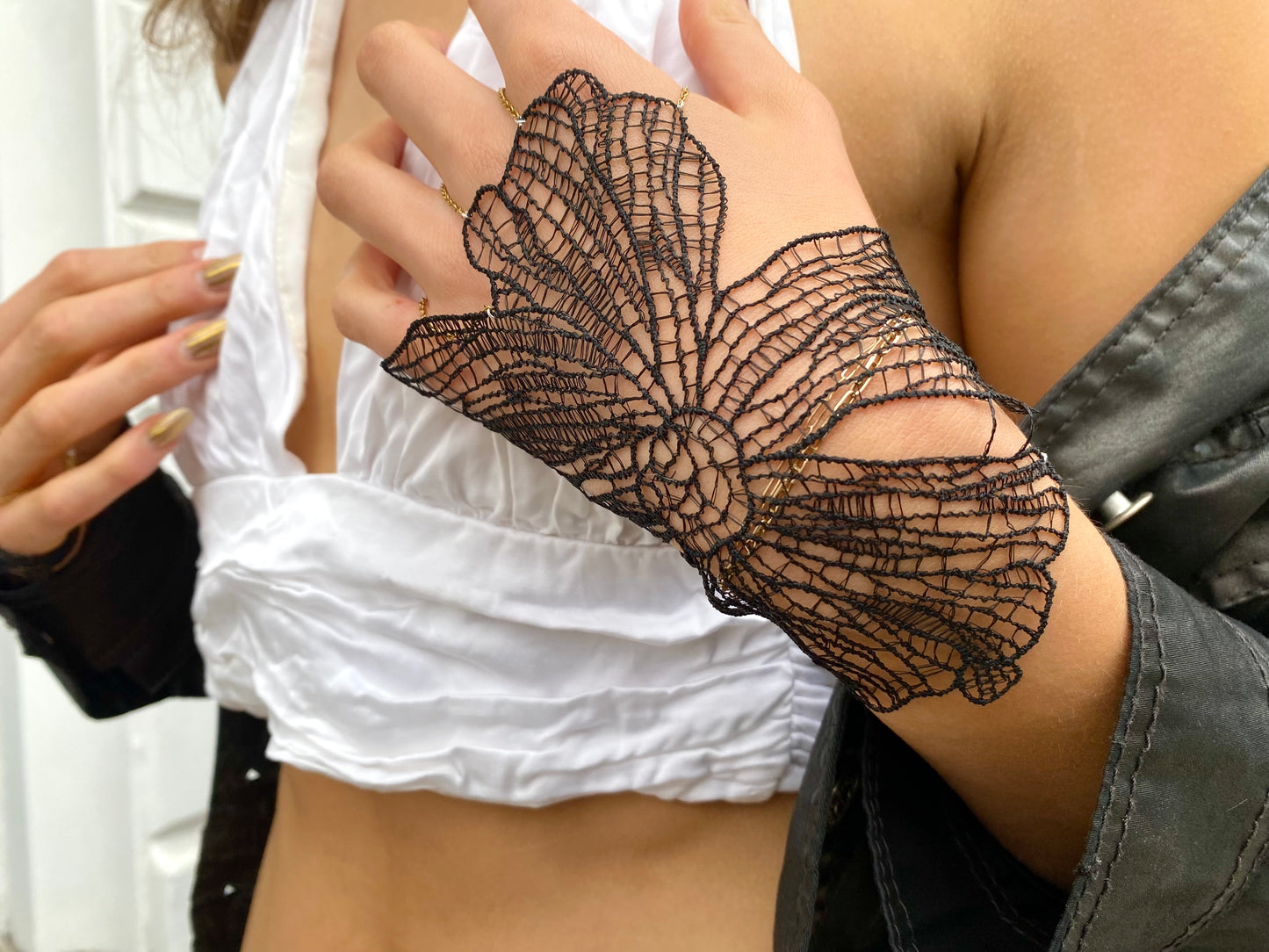 “Indoor love” black glove.
